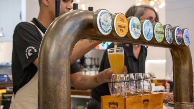 Duke of Wellington-2023-beer pouring 3