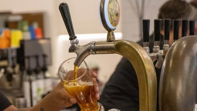Duke of Wellington-2023-beer pouring 5