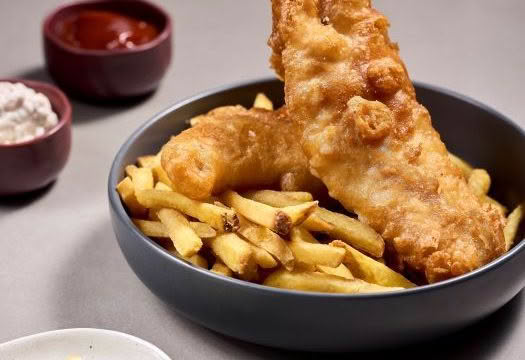 aryeh_main_fish of the day fried in josie hei hei`s crunchy batter, makikihi fries, tartar, fresh lemon, marlborough sea salt credit babiche martens 277